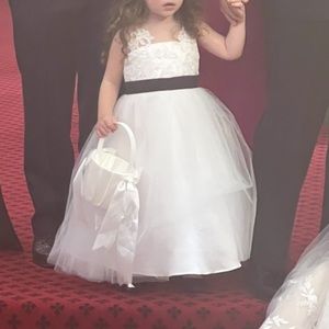 Toddler Flower Girl Dress worn for a few hours. Perfect condition. Ivory, 3T